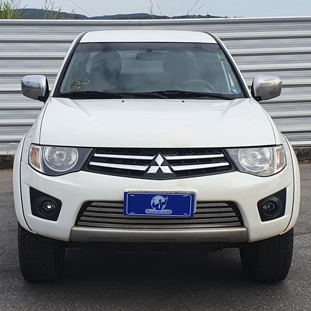 LOTE 33 MITSUBISHI L200 TRITON 2.4 HLS 